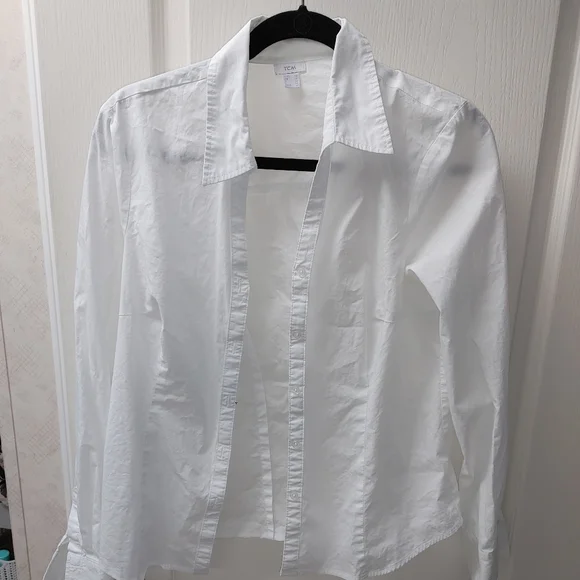 Shapely White Shirt - Picture 1 of 4